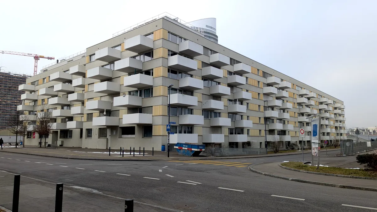 Gebäude in einem Neubauquartier.